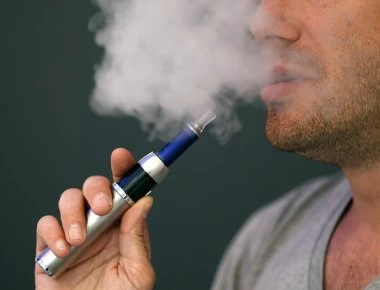 Έρευνα: Οι Έλληνες προτιμούν το ηλεκτρονικό από το συμβατικό τσιγάρο